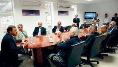 Isa recibi� el apoyo de nueve ex intendentes capitalinos