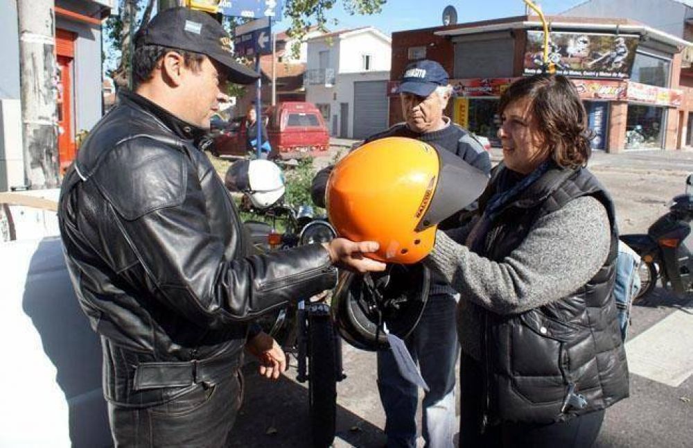 Contin�a la concientizaci�n y la entrega de cascos en los barrios