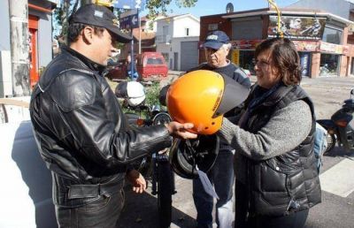 Contin�a la concientizaci�n y la entrega de cascos en los barrios