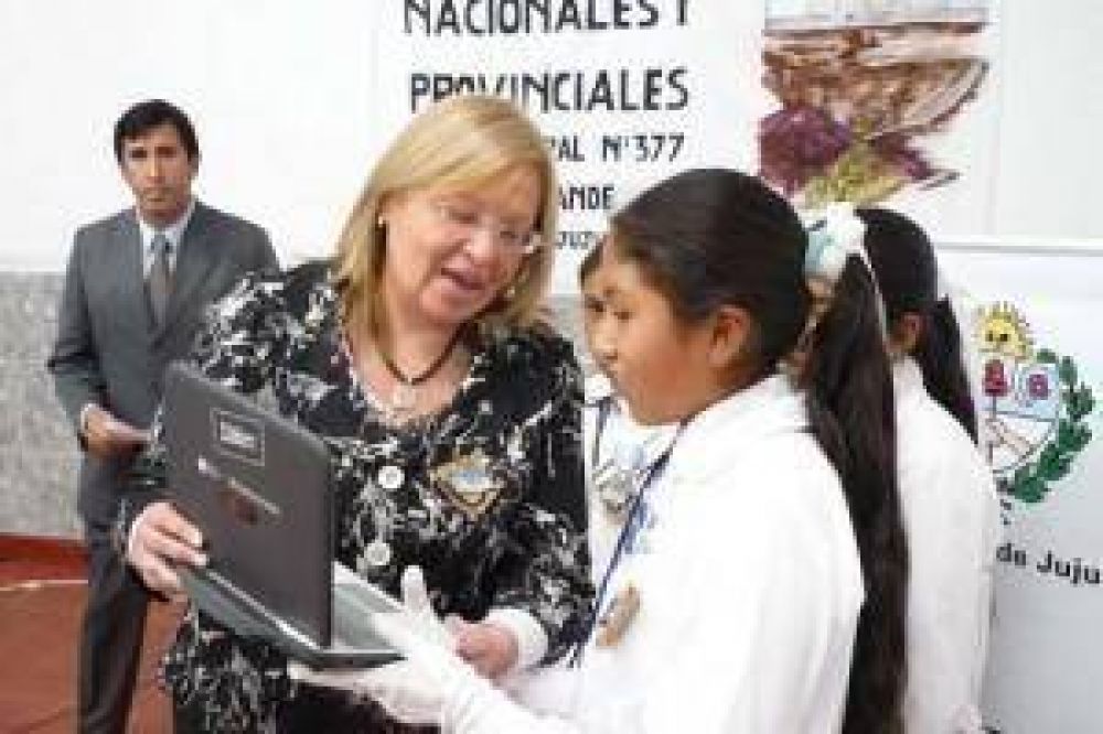 Entregaron netbooks en escuelita de Tumbaya