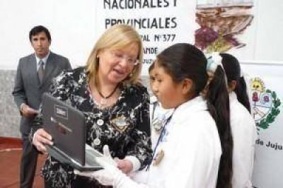 Entregaron netbooks en escuelita de Tumbaya