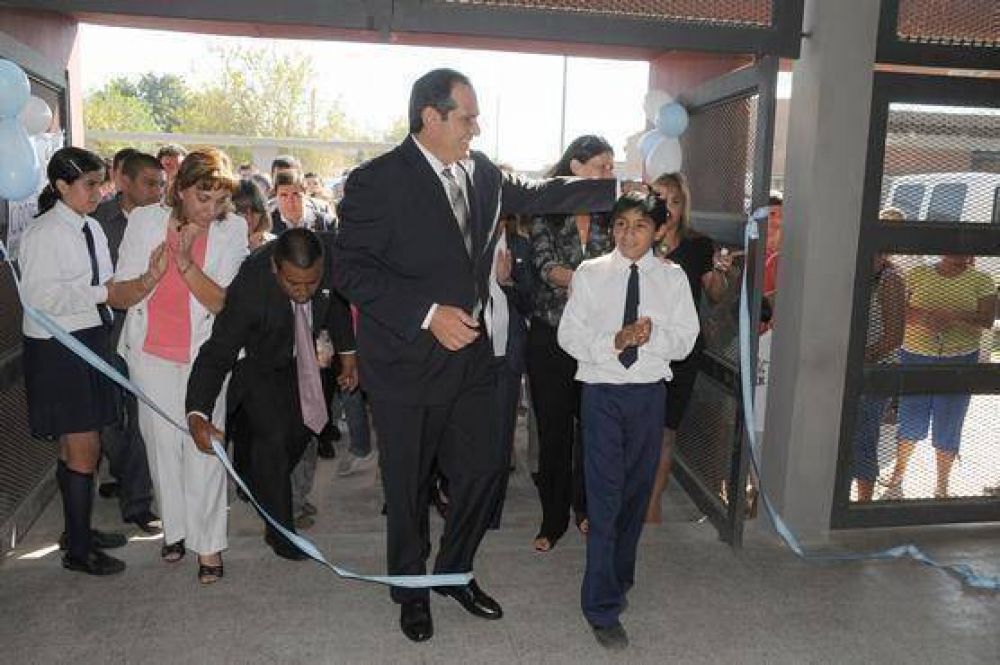 Alperovich inaugur� edificio escolar