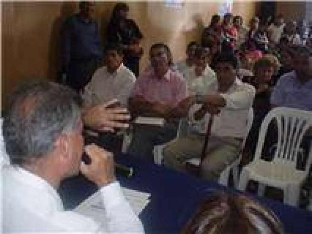 El candidato a gobernador, Walter Ra�l Wayar firm� un acta compromiso con miembros  de la fuerza de seguridad provincial 