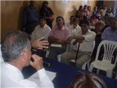 El candidato a gobernador, Walter Ra�l Wayar firm� un acta compromiso con miembros  de la fuerza de seguridad provincial 