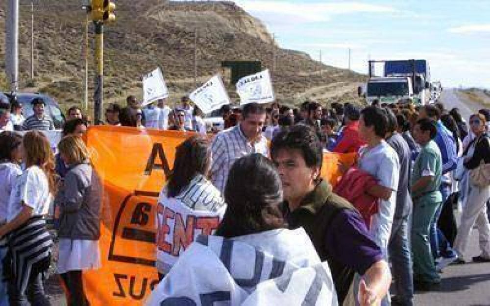Trabajadores de la salud y docentes de Santa Cruz siguen en pie de lucha