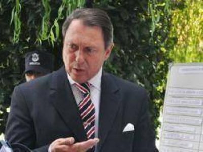 Casal descabez� las polic�as comunales de seis distritos bonaerenses y el 911