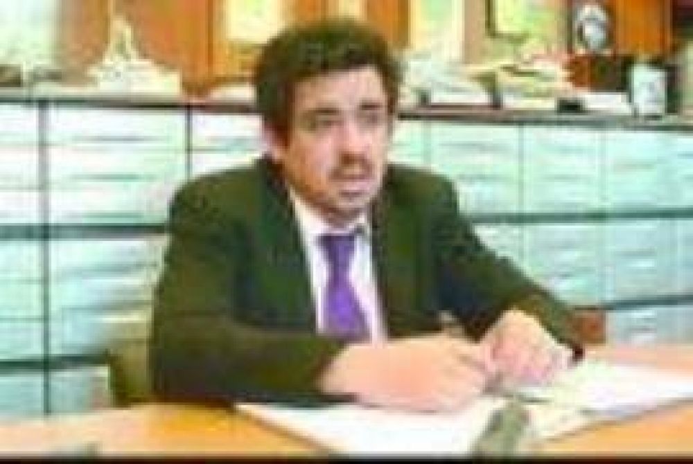 Con ropa de ministro y militante peronista, llega Alejandro Arl�a
