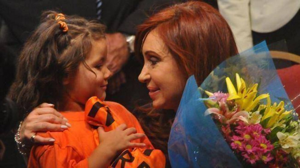 Puntual, de luto y con reiteradas apelaciones a "�l"