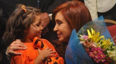 Puntual, de luto y con reiteradas apelaciones a "�l"