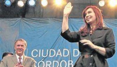 En un clima tenso, la Presidenta formaliz� el pacto con De la Sota