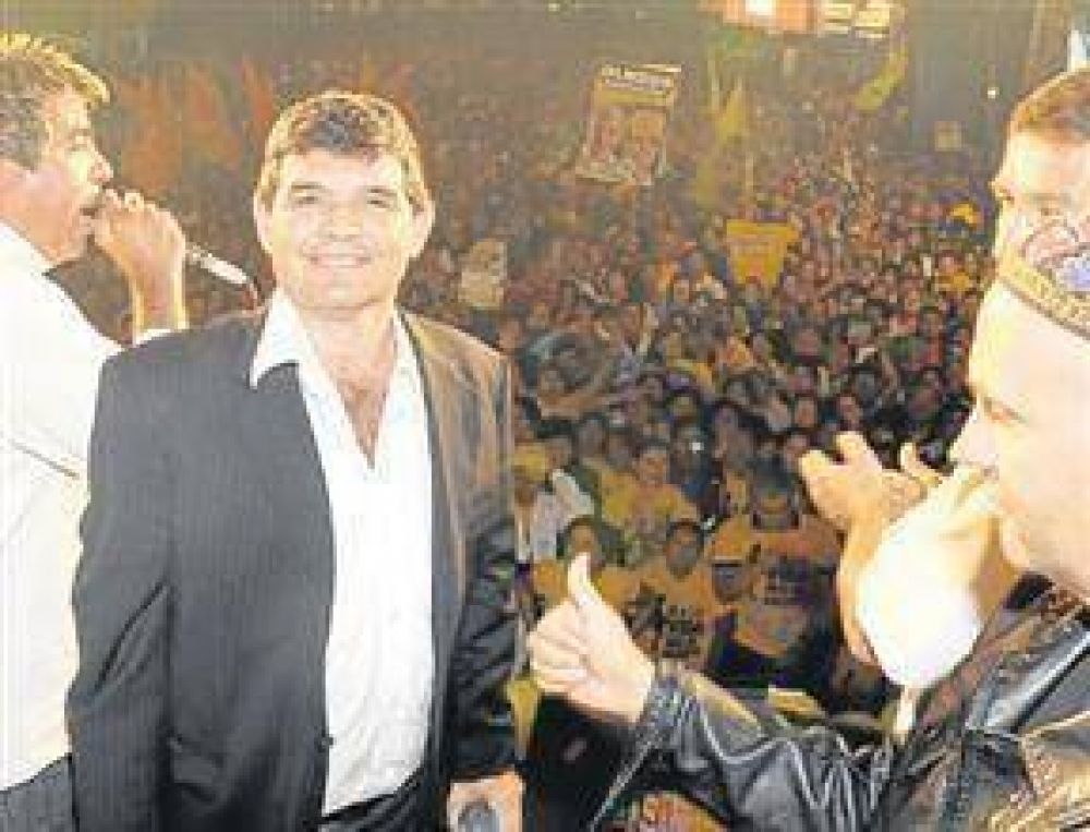 Olmedo, el candidato que hace campa�a con rifas y bailanta