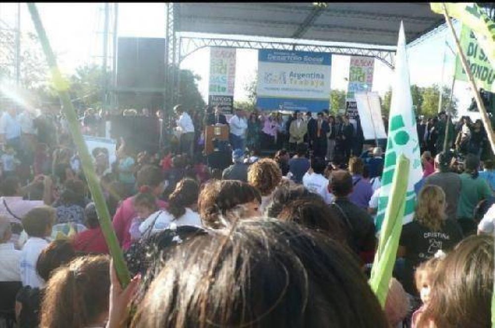 Alicia Kirchner y Daniel Di Sabatino inauguraron el paseo del Bicentenario en San Vicente