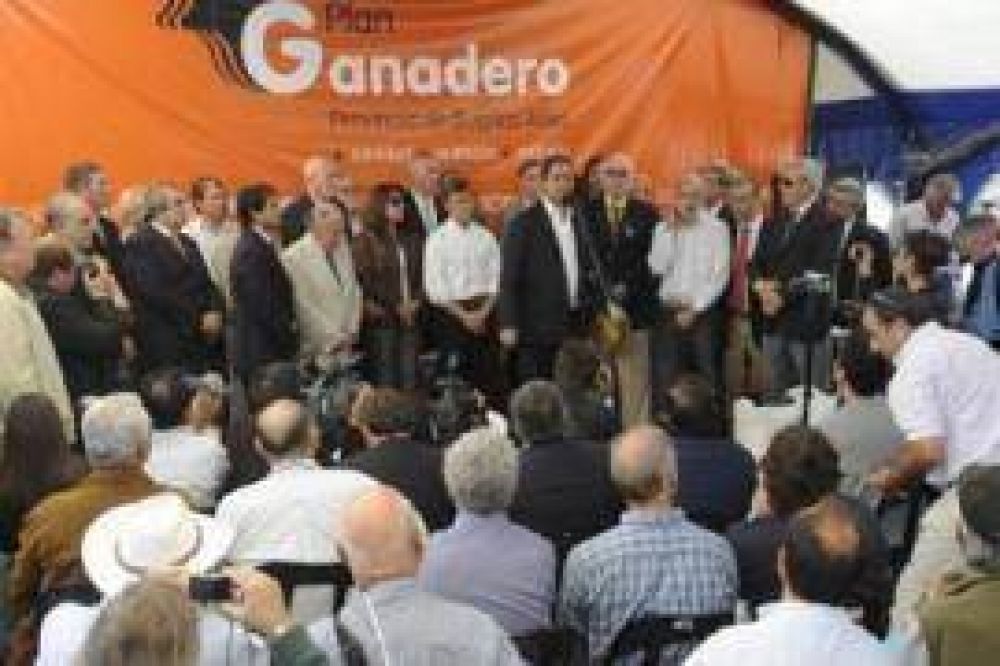 Scioli reafirma su compromiso con el campo en acto realizado en Chacra Experimental 