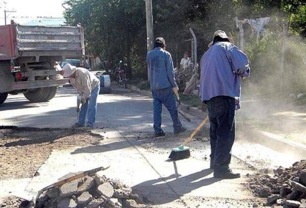 Reparan calles en los barrios capitalinos