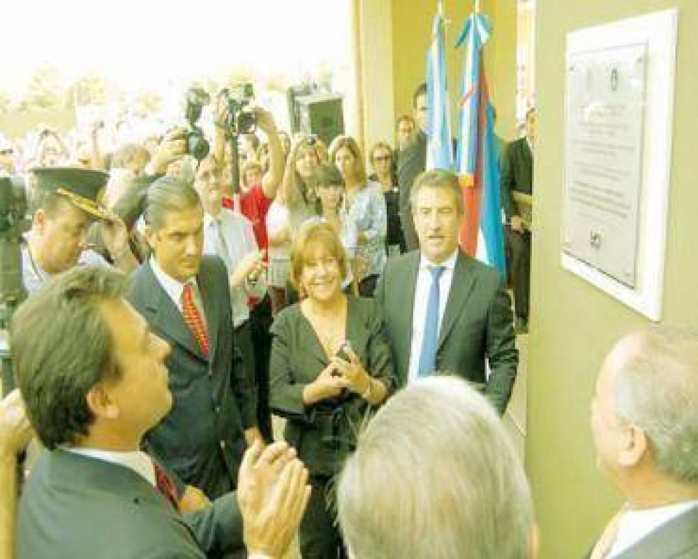 Urribarri inaugur� el edificio de Ciencias de la Salud