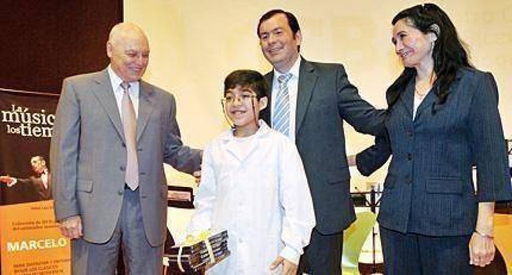 La Fundaci�n Cultural don� colecciones de DVD a escuelas secundarias de la provincia
