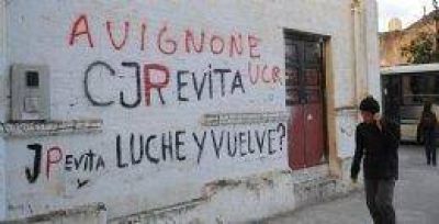 C�mo se vive tras una pared pintada por pol�ticos