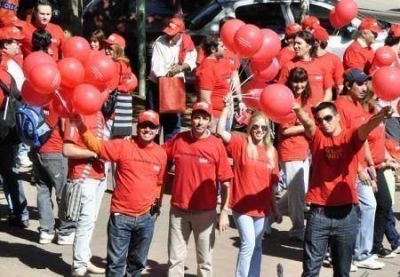 Tonini intensifica la campa�a por las calles de Luj�n