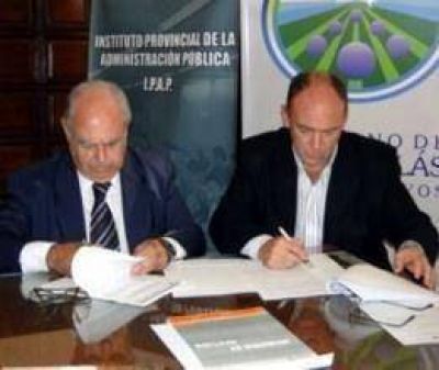 En esta entrevista se les present� a las m�ximas autoridades del Ministerio la iniciativa que llevan adelante el gobierno local, la Facultad Regional San Nicol�s de la UTN y el ITEC Rafael de Aguiar. Luego de la presentaci�n de los avances del proyecto se