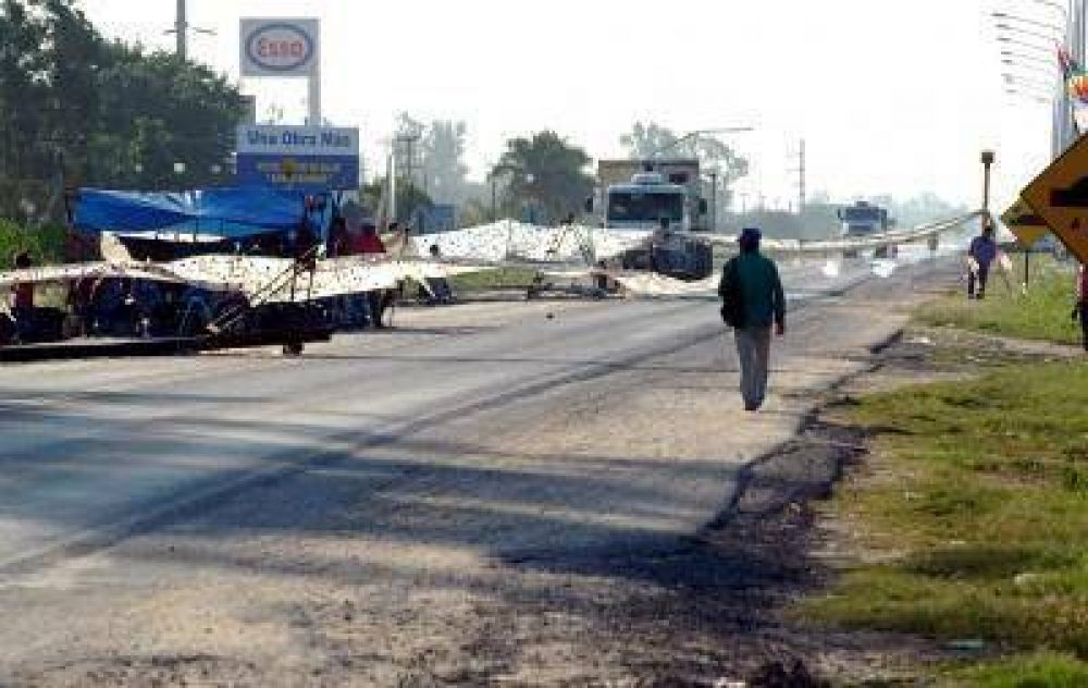 Abor�genes no ceden en sus reclamos; sigue el corte