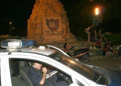 Detienen a hinchas de San Lorenzo por pintar el Monumento al General San Mart�n en su reclamo nacional.