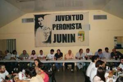 Encuentro de juventudes y dirigentes buscando la unidad del peronismo