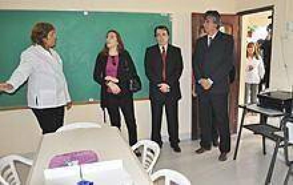 Inauguran ampliaci�n y refacci�n en escuela del departamento Sarmiento 