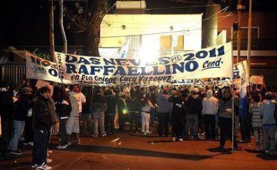 �Das Neves debe definir el rumbo a seguir porque la tropa est� herida� 