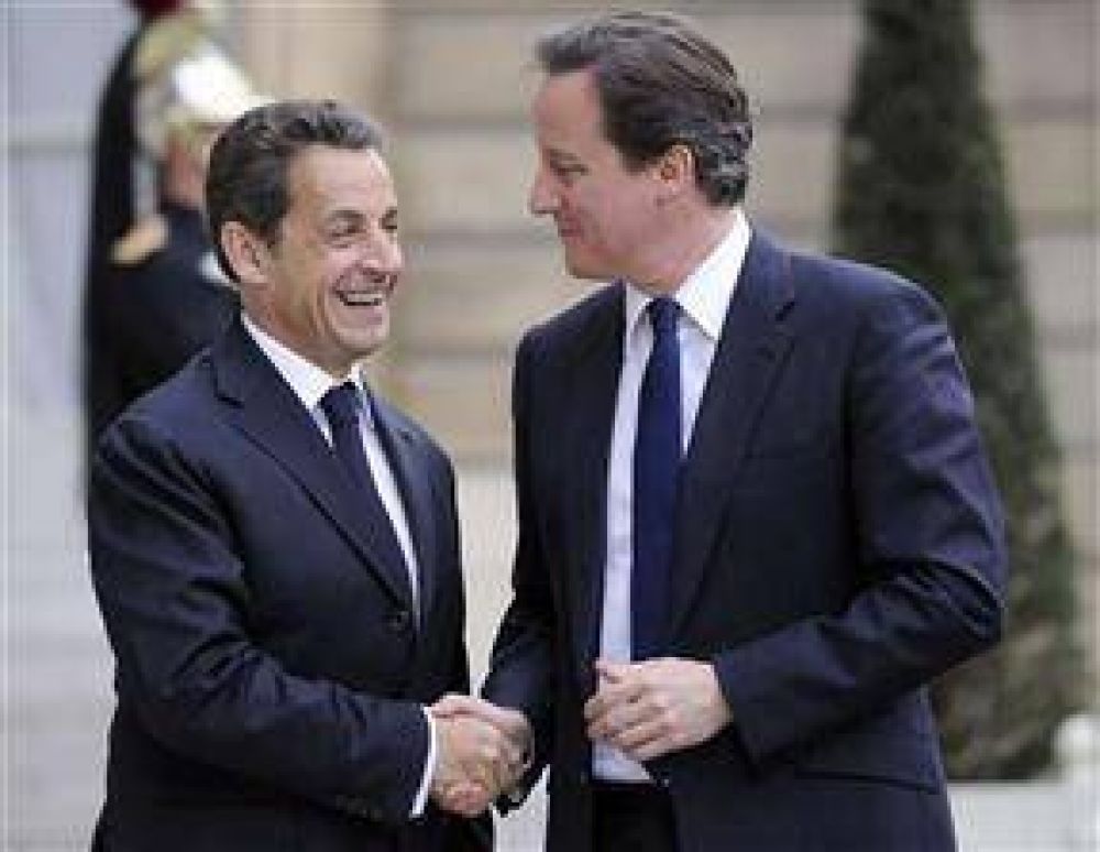 Sarkozy y Cameron, molestos con sus aliados de la OTAN