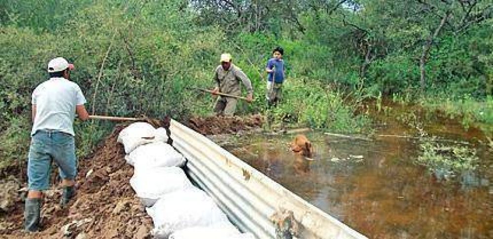 El Salado llen� los antiguos ba�ados y avanza hacia la zona rural de Ica�o 