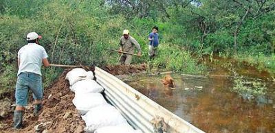El Salado llen� los antiguos ba�ados y avanza hacia la zona rural de Ica�o 