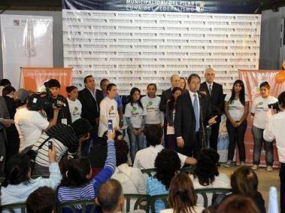 Scioli puso en marcha el programa "Envi�n" en el barrio Los Cachorros