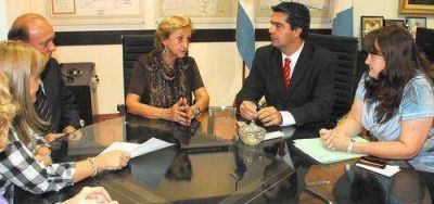 El gobernador entreg� una donaci�n para la compra de un mam�grafo