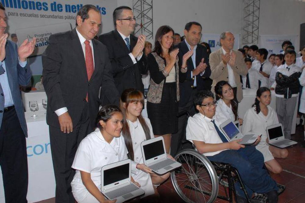 Entrega de netbooks a estudiantes secundarios