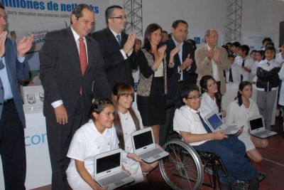 Entrega de netbooks a estudiantes secundarios