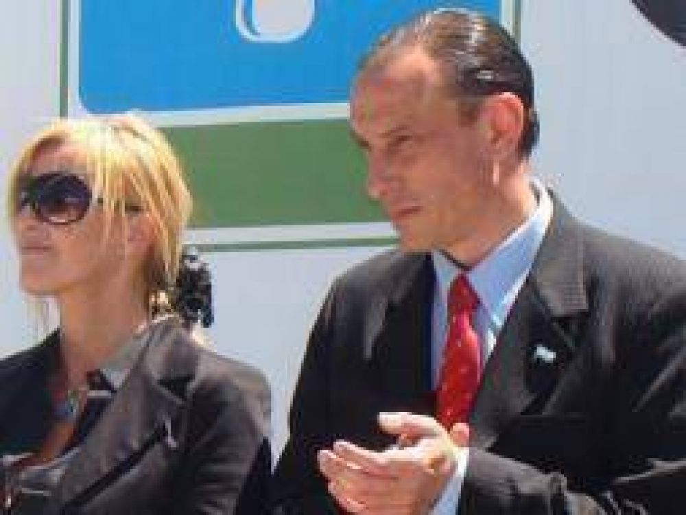 Intendente Arrieta en M�xico con comitiva de Cristina