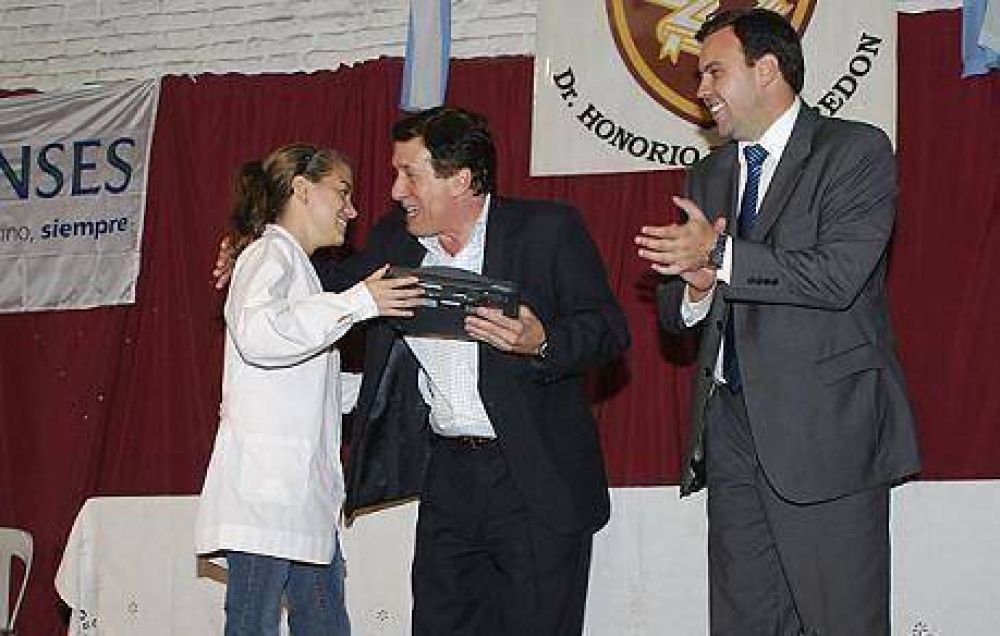 DAR�O D�AZ P�REZ HIZO ENTREGA DE NUEVAS NETBOOKS EN LA E.E.M. N� 9