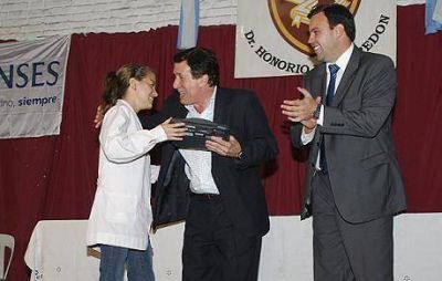 DAR�O D�AZ P�REZ HIZO ENTREGA DE NUEVAS NETBOOKS EN LA E.E.M. N� 9