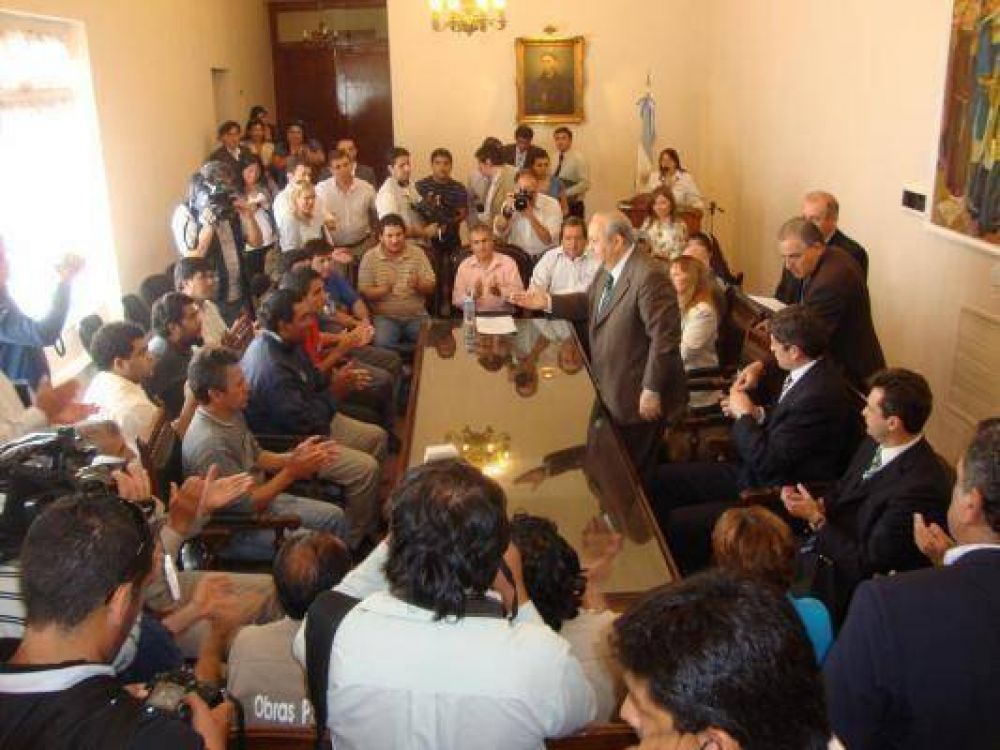 Contratados agradecieron al Gobernador y a la Virgen por el pase a servicio
