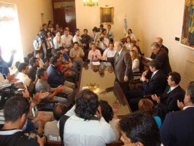 Contratados agradecieron al Gobernador y a la Virgen por el pase a servicio