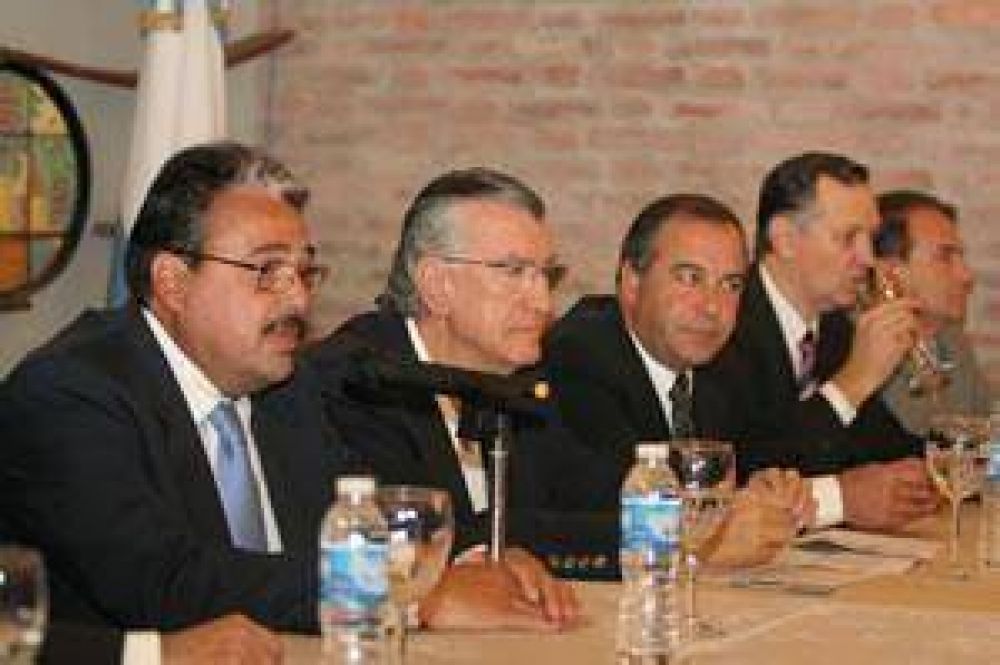 Jos� Luis Gioja puso en la agenda de Cameron El Horcajo y El Tambolar