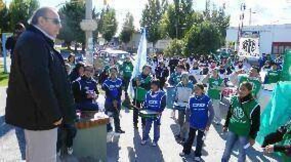 Bilardo recibi� a manifestantes