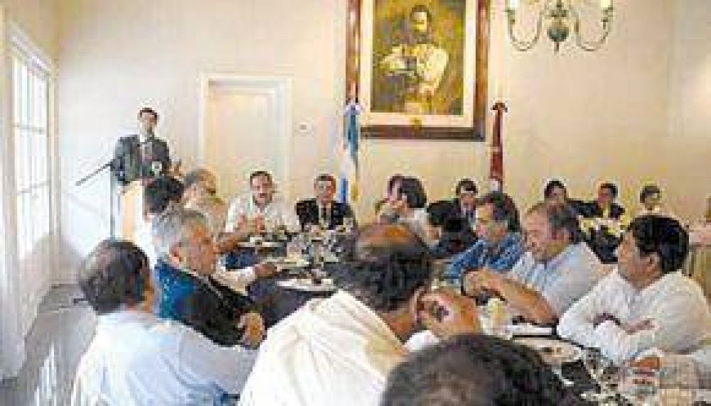 Urtubey se�al� a intendentes que profundizar� la descentralizaci�n