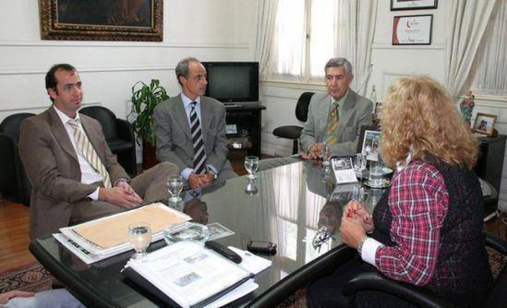 La Intendente Giroldi recibi� al nuevo Jefe del Centro Zonal Campana del Banco Provincia