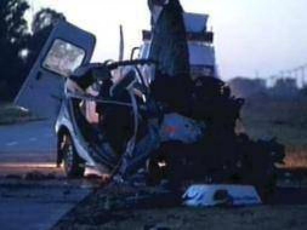 General Pinto: 13 muertos al chocar un charter con cami�n en ruta 7 a la altura de Iriarte