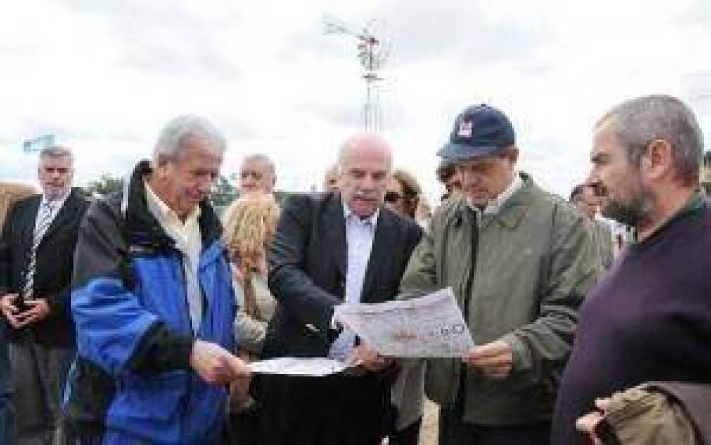 Dom�nguez presente en el INTA expone