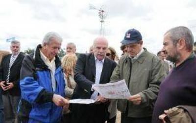 Dom�nguez presente en el INTA expone