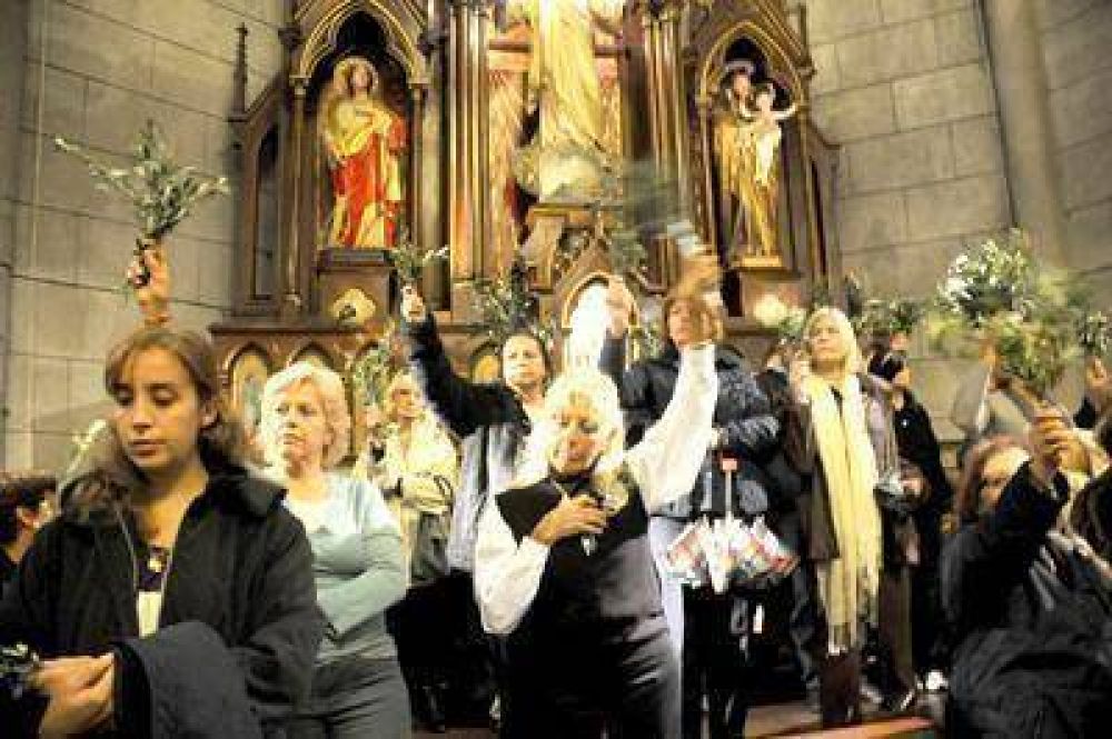 Cientos de fieles renovaron su fe en el Domingo de Ramos
