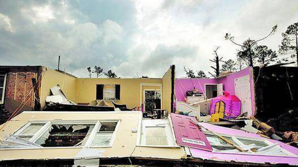 M�s de 100 tornados golpean el sur de EE.UU. y dejan 45 muertos