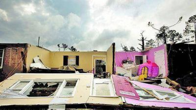 M�s de 100 tornados golpean el sur de EE.UU. y dejan 45 muertos